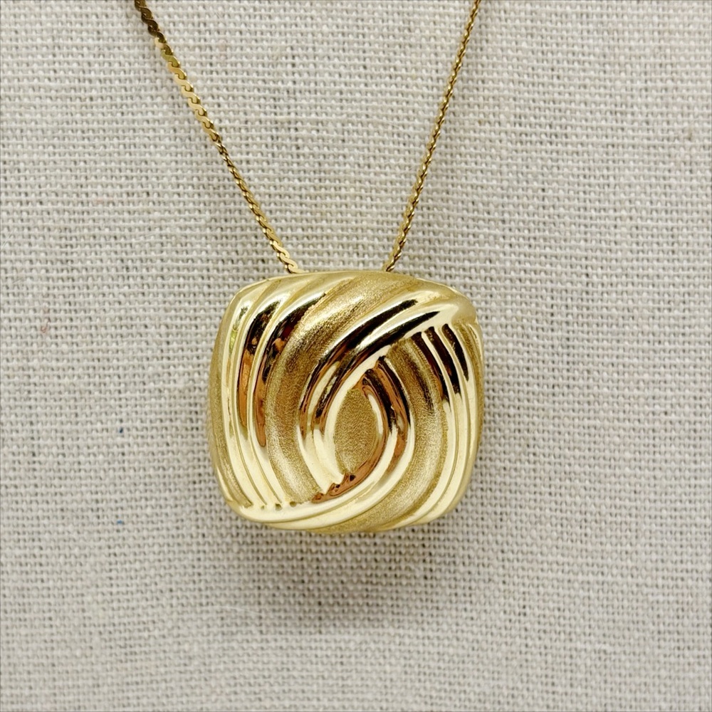 14k yellow gold puffy square swirl pattern pendant